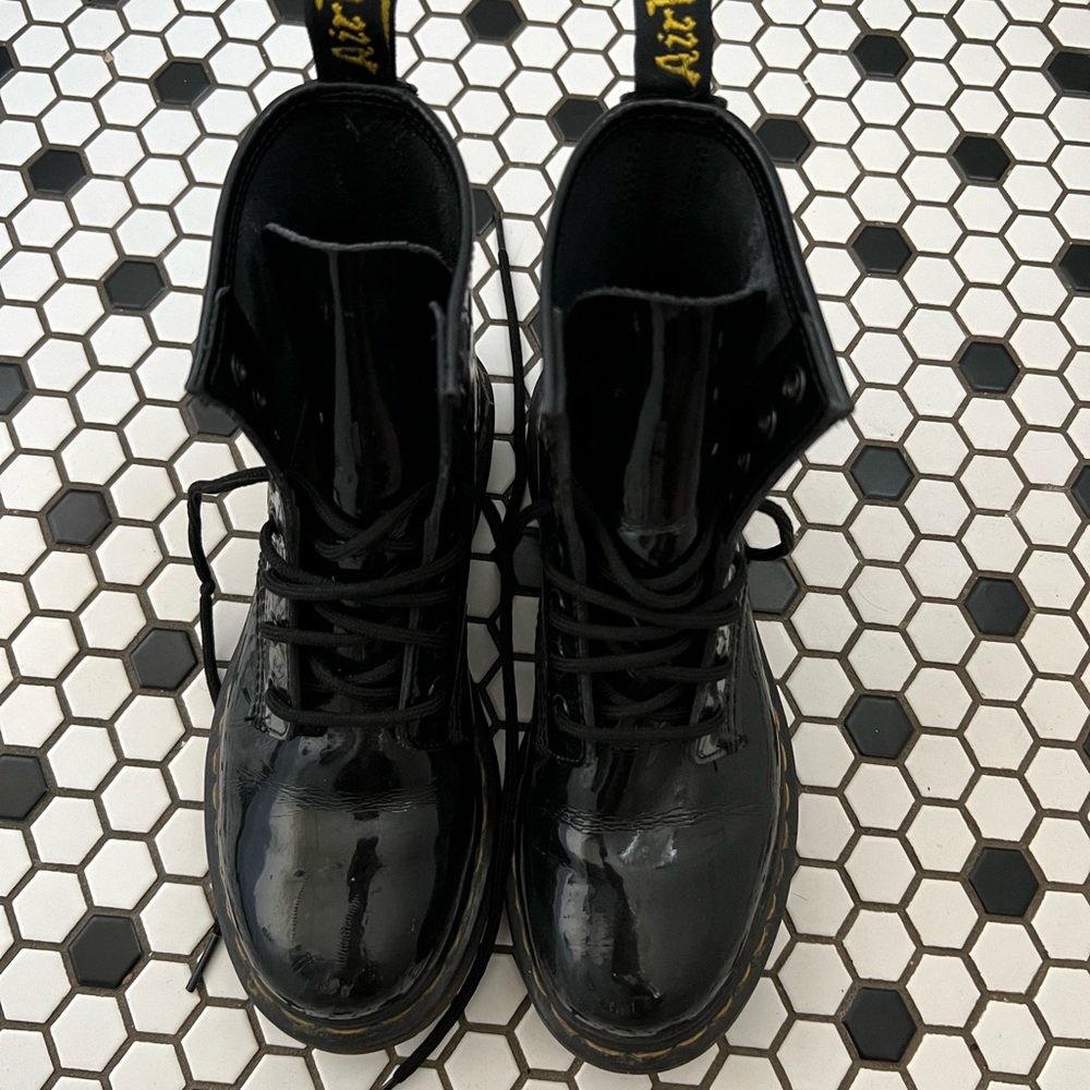 Dr. Martins 1460 WOMEN'S PATENT LEATHER LACE UP BOOTS